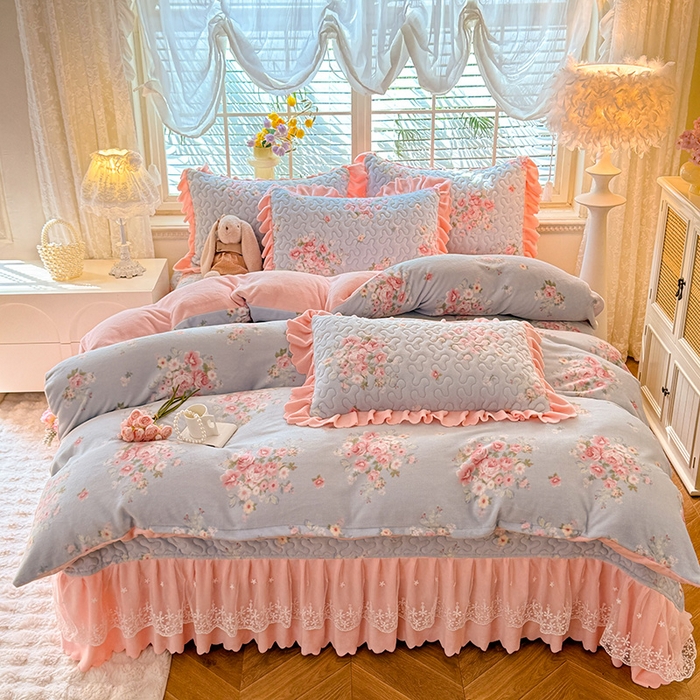 91家纺网 家纺一手货源 找家纺 九诺家纺 2025新款直播热款双层蕾丝花边牛奶绒印花床盖四件套床盖单件三件套 风情-柔情花梦