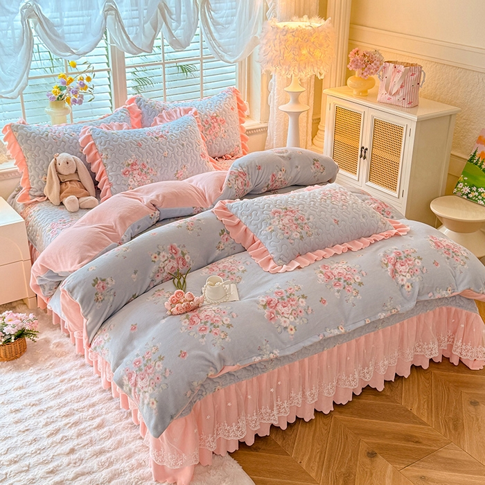 91家纺网 家纺一手货源 找家纺 九诺家纺 2025新款直播热款双层蕾丝花边牛奶绒印花床盖四件套床盖单件三件套 风情-柔情花梦