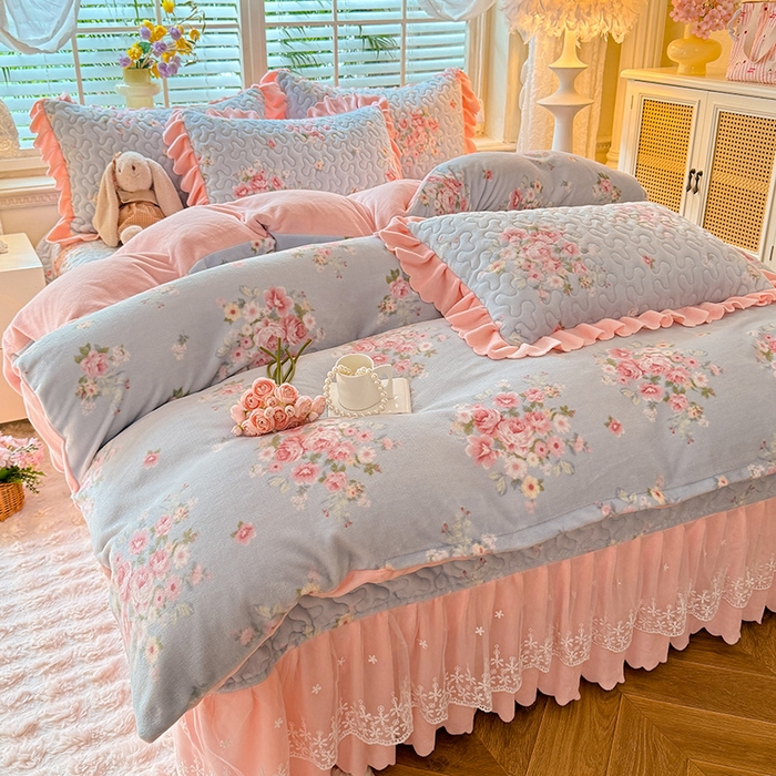 91家纺网 家纺一手货源 找家纺 九诺家纺 2025新款直播热款双层蕾丝花边牛奶绒印花床盖四件套床盖单件三件套 风情-柔情花梦