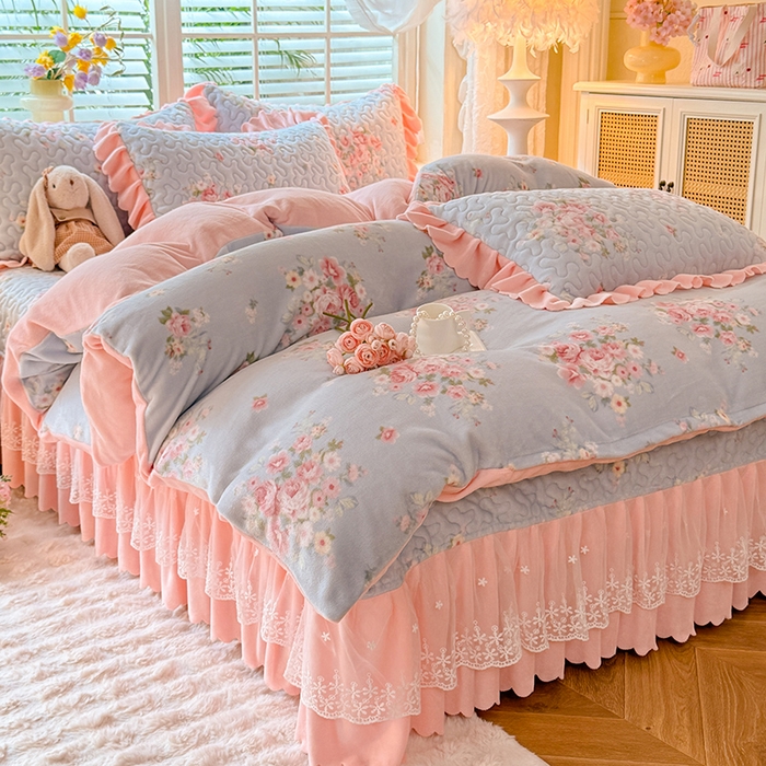 91家纺网 家纺一手货源 找家纺 九诺家纺 2025新款直播热款双层蕾丝花边牛奶绒印花床盖四件套床盖单件三件套 风情-柔情花梦