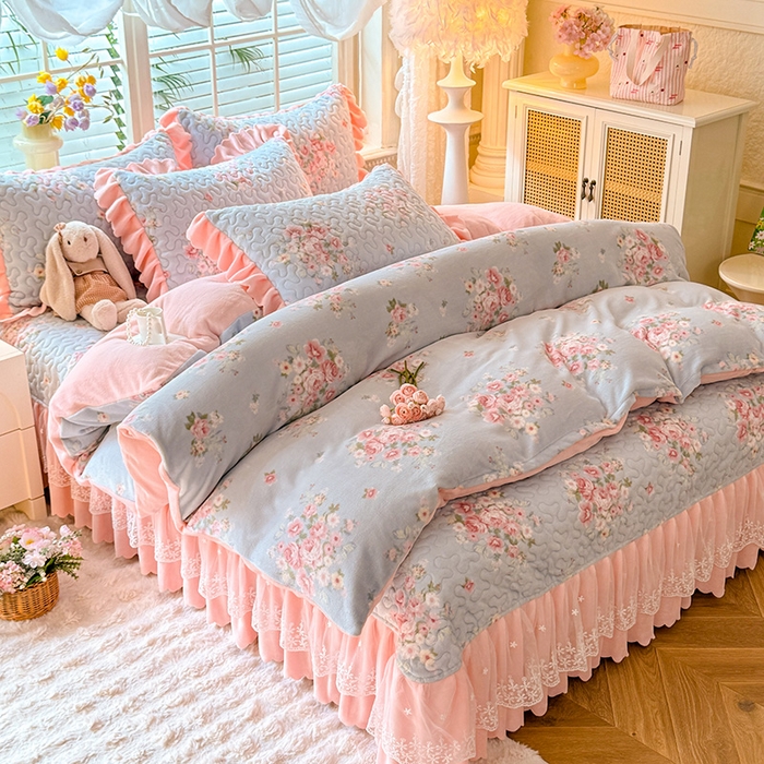 91家纺网 家纺一手货源 找家纺 九诺家纺 2025新款直播热款双层蕾丝花边牛奶绒印花床盖四件套床盖单件三件套 风情-柔情花梦