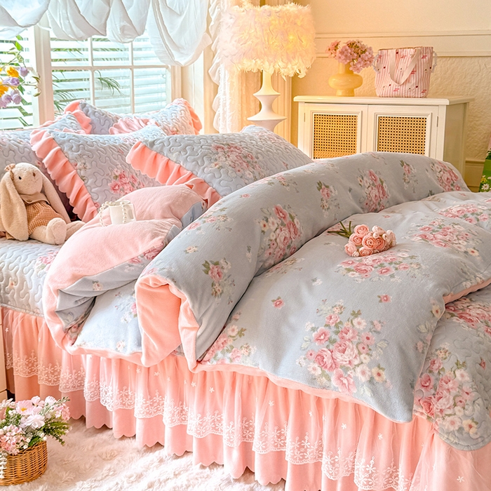 91家纺网 家纺一手货源 找家纺 九诺家纺 2025新款直播热款双层蕾丝花边牛奶绒印花床盖四件套床盖单件三件套 风情-柔情花梦