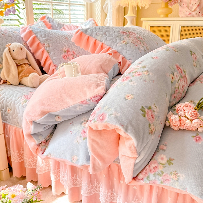 91家纺网 家纺一手货源 找家纺 九诺家纺 2025新款直播热款双层蕾丝花边牛奶绒印花床盖四件套床盖单件三件套 风情-柔情花梦