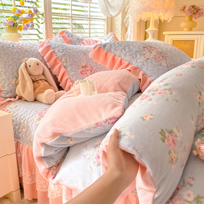 91家纺网 家纺一手货源 找家纺 九诺家纺 2025新款直播热款双层蕾丝花边牛奶绒印花床盖四件套床盖单件三件套 风情-柔情花梦