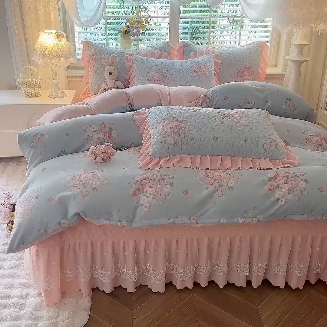 91家纺网 家纺一手货源 找家纺 九诺家纺 2025新款直播热款双层蕾丝花边牛奶绒印花床盖四件套床盖单件三件套 风情-柔情花梦