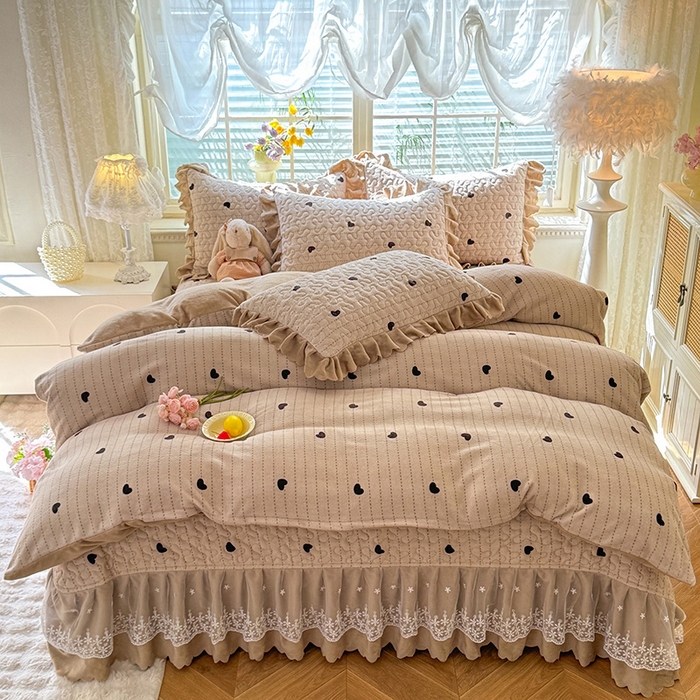 91家纺网 家纺一手货源 找家纺 九诺家纺 2025新款直播热款双层蕾丝花边牛奶绒印花床盖四件套床盖单件三件套 风情-心动旋律