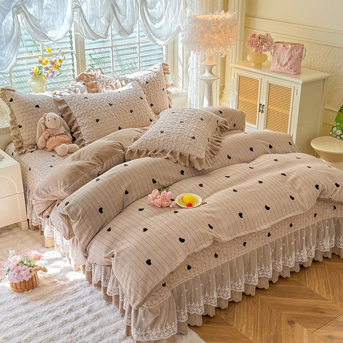 91家纺网 家纺一手货源 找家纺 九诺家纺 2025新款直播热款双层蕾丝花边牛奶绒印花床盖四件套床盖单件三件套 风情-心动旋律