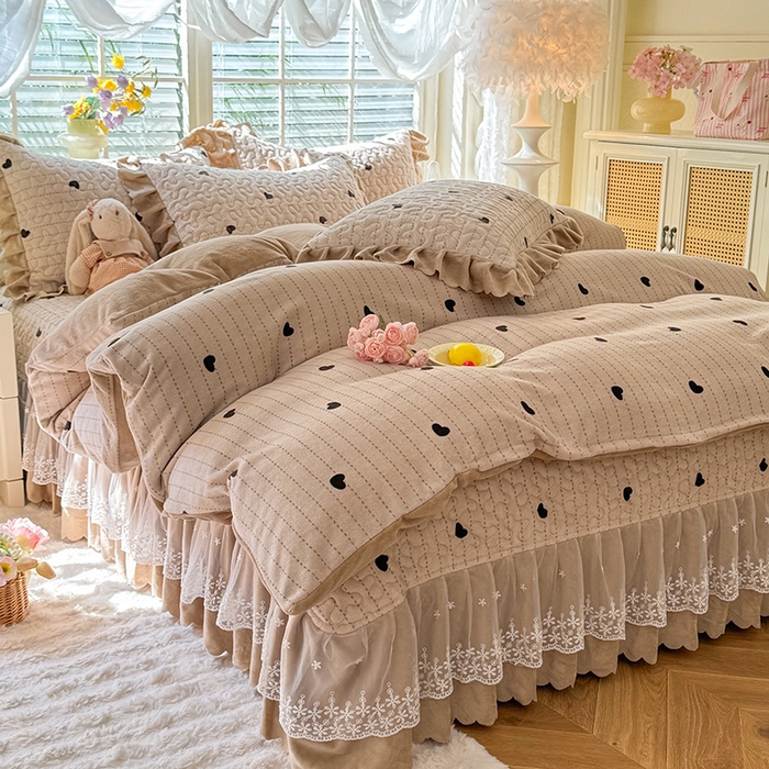 91家纺网 家纺一手货源 找家纺 九诺家纺 2025新款直播热款双层蕾丝花边牛奶绒印花床盖四件套床盖单件三件套 风情-心动旋律