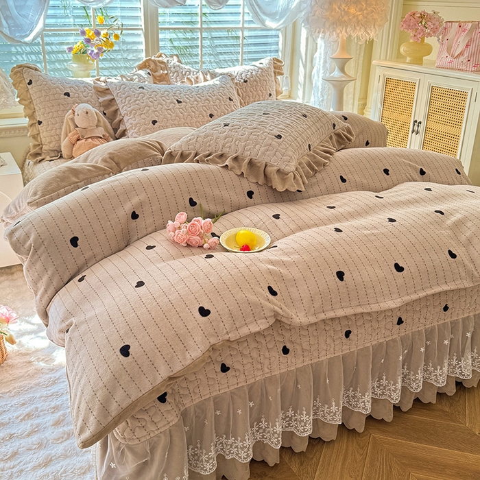 91家纺网 家纺一手货源 找家纺 九诺家纺 2025新款直播热款双层蕾丝花边牛奶绒印花床盖四件套床盖单件三件套 风情-心动旋律