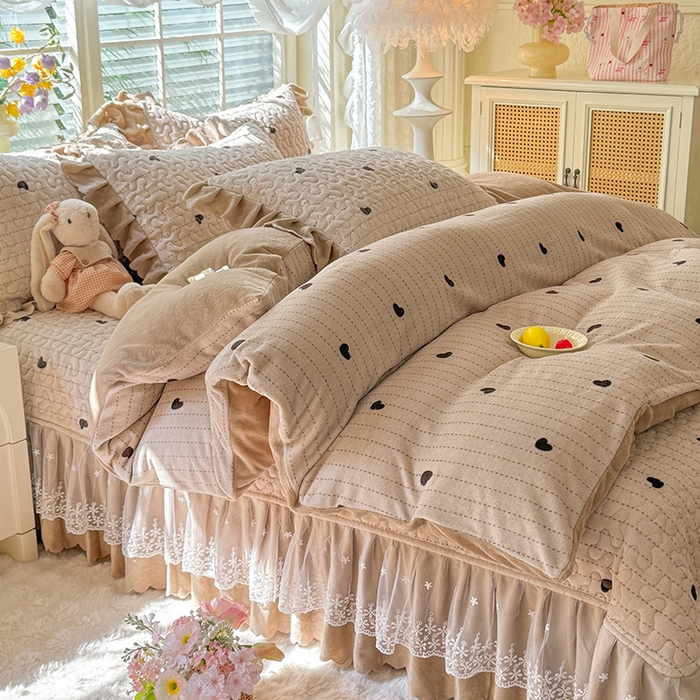 91家纺网 家纺一手货源 找家纺 九诺家纺 2025新款直播热款双层蕾丝花边牛奶绒印花床盖四件套床盖单件三件套 风情-心动旋律