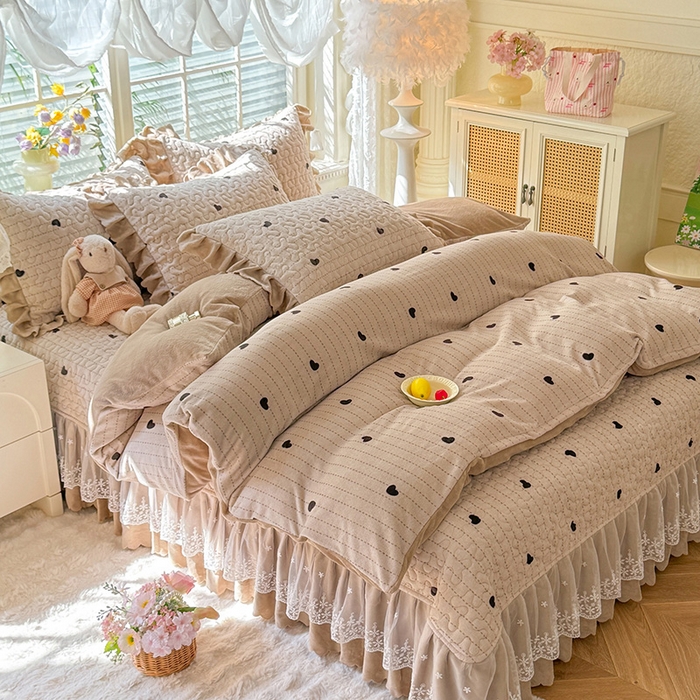 91家纺网 家纺一手货源 找家纺 九诺家纺 2025新款直播热款双层蕾丝花边牛奶绒印花床盖四件套床盖单件三件套 风情-心动旋律