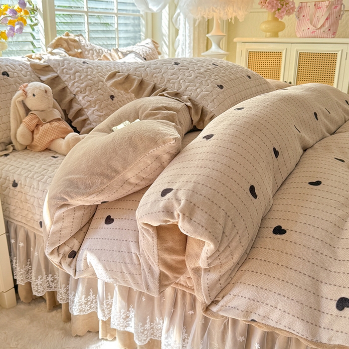 91家纺网 家纺一手货源 找家纺 九诺家纺 2025新款直播热款双层蕾丝花边牛奶绒印花床盖四件套床盖单件三件套 风情-心动旋律