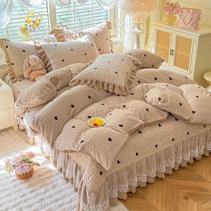 91家纺网 家纺一手货源 找家纺 九诺家纺 2025新款直播热款双层蕾丝花边牛奶绒印花床盖四件套床盖单件三件套 风情-心动旋律