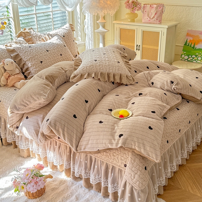 91家纺网 家纺一手货源 找家纺 九诺家纺 2025新款直播热款双层蕾丝花边牛奶绒印花床盖四件套床盖单件三件套 风情-心动旋律