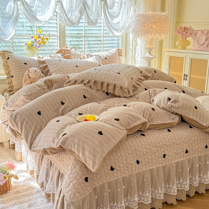 91家纺网 家纺一手货源 找家纺 九诺家纺 2025新款直播热款双层蕾丝花边牛奶绒印花床盖四件套床盖单件三件套 风情-心动旋律