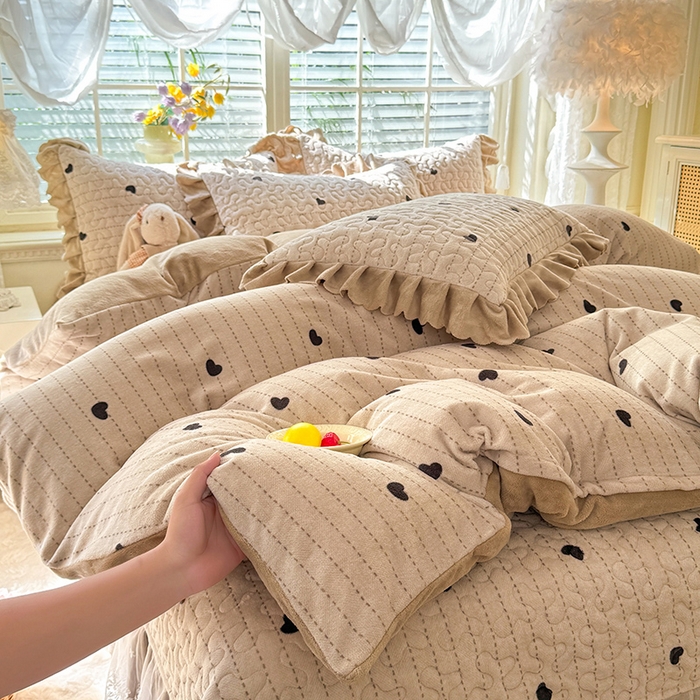 91家纺网 家纺一手货源 找家纺 九诺家纺 2025新款直播热款双层蕾丝花边牛奶绒印花床盖四件套床盖单件三件套 风情-心动旋律