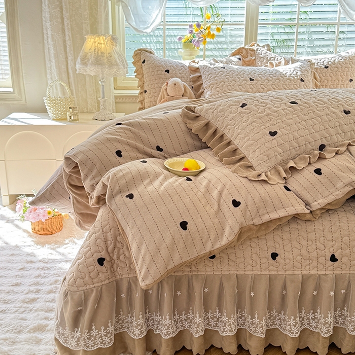 91家纺网 家纺一手货源 找家纺 九诺家纺 2025新款直播热款双层蕾丝花边牛奶绒印花床盖四件套床盖单件三件套 风情-心动旋律