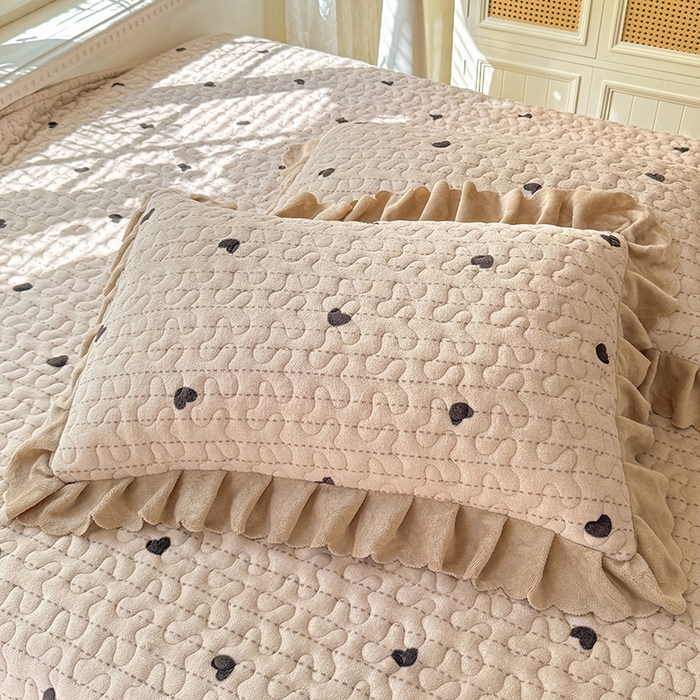 91家纺网 家纺一手货源 找家纺 九诺家纺 2025新款直播热款双层蕾丝花边牛奶绒印花床盖四件套床盖单件三件套 风情-心动旋律