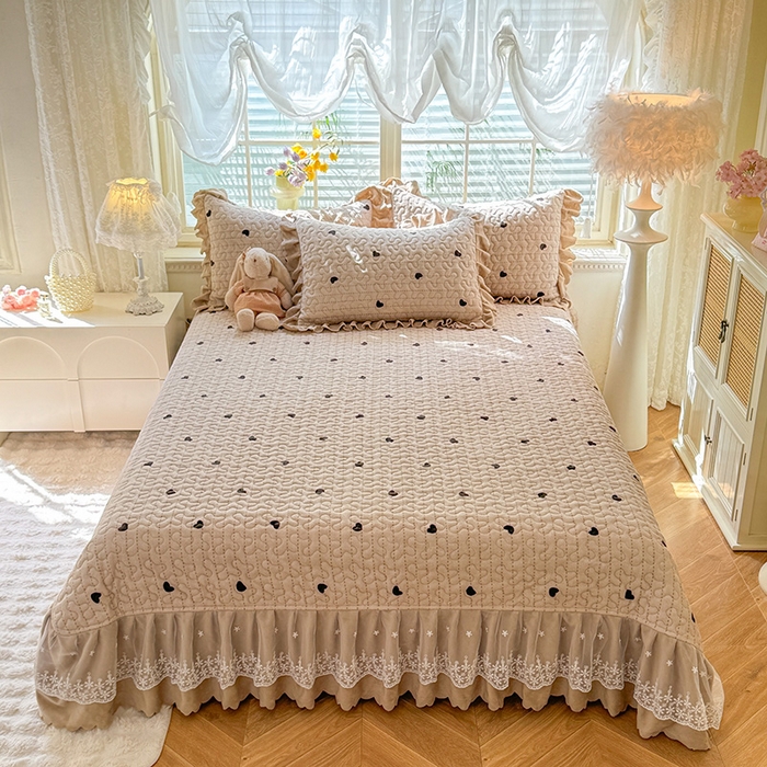 91家纺网 家纺一手货源 找家纺 九诺家纺 2025新款直播热款双层蕾丝花边牛奶绒印花床盖四件套床盖单件三件套 风情-心动旋律