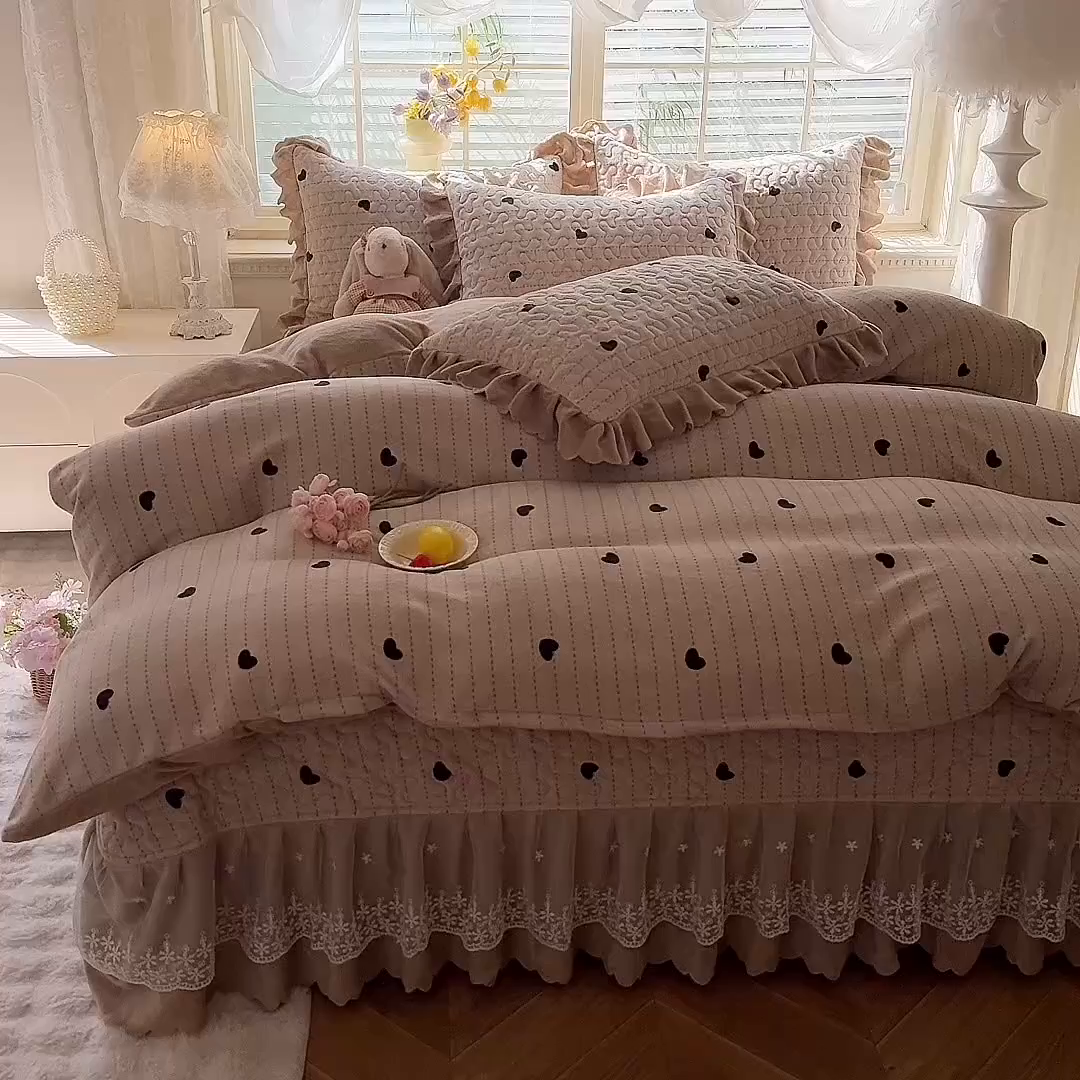 91家纺网 家纺一手货源 找家纺 九诺家纺 2025新款直播热款双层蕾丝花边牛奶绒印花床盖四件套床盖单件三件套 风情-心动旋律