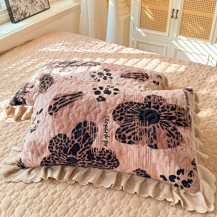 91家纺网 家纺一手货源 找家纺 九诺家纺 2025新款直播热款双层蕾丝花边牛奶绒印花床盖四件套床盖单件三件套 时光-豹纹花语