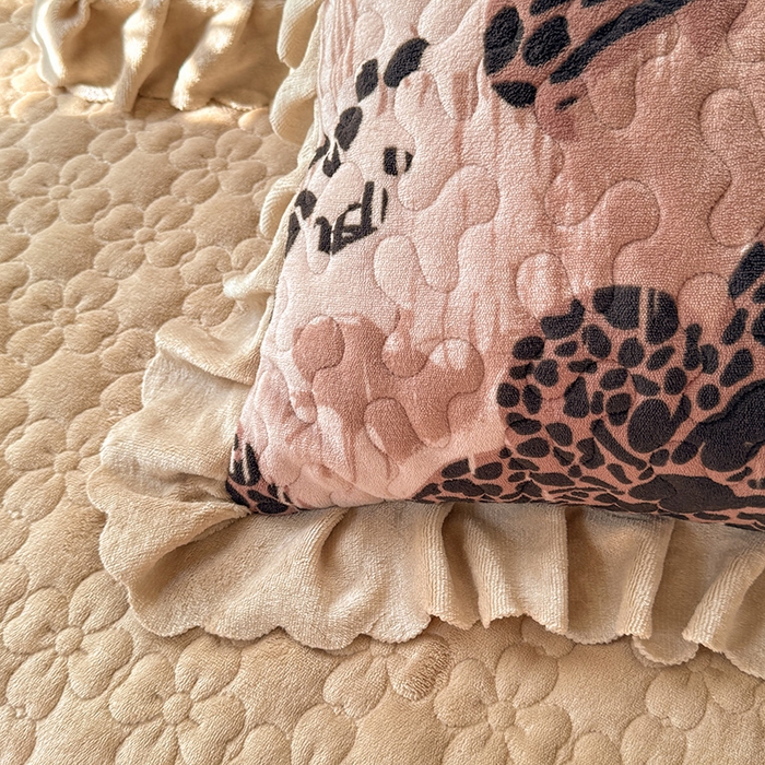 91家纺网 家纺一手货源 找家纺 九诺家纺 2025新款直播热款双层蕾丝花边牛奶绒印花床盖四件套床盖单件三件套 时光-豹纹花语