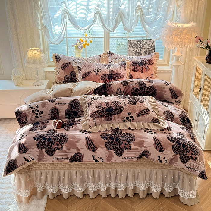 91家纺网 家纺一手货源 找家纺 九诺家纺 2025新款直播热款双层蕾丝花边牛奶绒印花床盖四件套床盖单件三件套 时光-豹纹花语