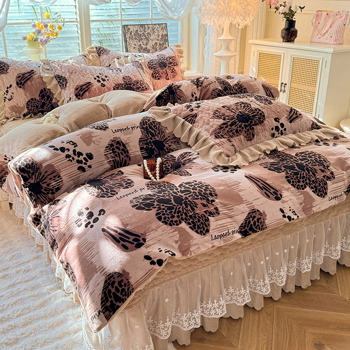 91家纺网 家纺一手货源 找家纺 九诺家纺 2025新款直播热款双层蕾丝花边牛奶绒印花床盖四件套床盖单件三件套 时光-豹纹花语