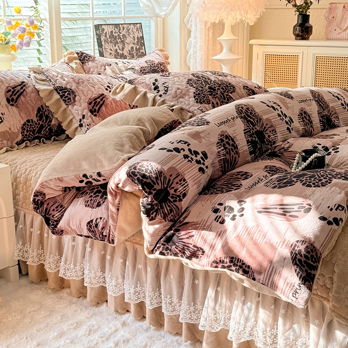 91家纺网 家纺一手货源 找家纺 九诺家纺 2025新款直播热款双层蕾丝花边牛奶绒印花床盖四件套床盖单件三件套 时光-豹纹花语