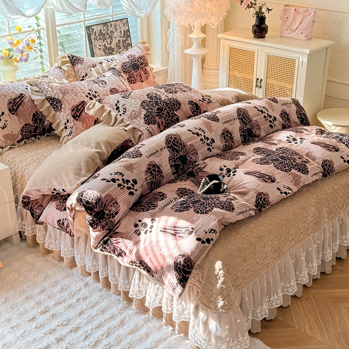 91家纺网 家纺一手货源 找家纺 九诺家纺 2025新款直播热款双层蕾丝花边牛奶绒印花床盖四件套床盖单件三件套 时光-豹纹花语