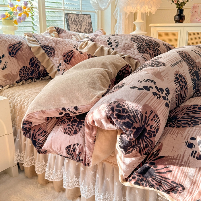 91家纺网 家纺一手货源 找家纺 九诺家纺 2025新款直播热款双层蕾丝花边牛奶绒印花床盖四件套床盖单件三件套 时光-豹纹花语