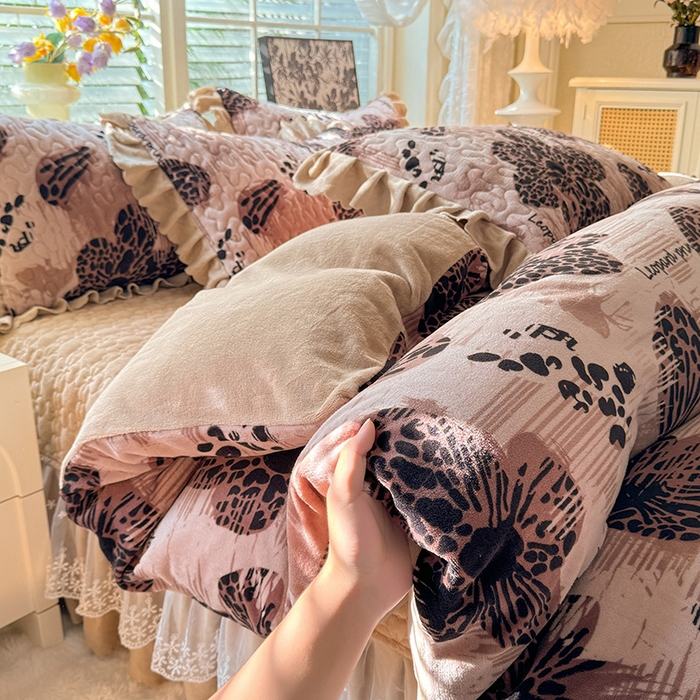 91家纺网 家纺一手货源 找家纺 九诺家纺 2025新款直播热款双层蕾丝花边牛奶绒印花床盖四件套床盖单件三件套 时光-豹纹花语