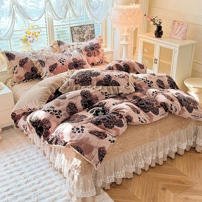 91家纺网 家纺一手货源 找家纺 九诺家纺 2025新款直播热款双层蕾丝花边牛奶绒印花床盖四件套床盖单件三件套 时光-豹纹花语