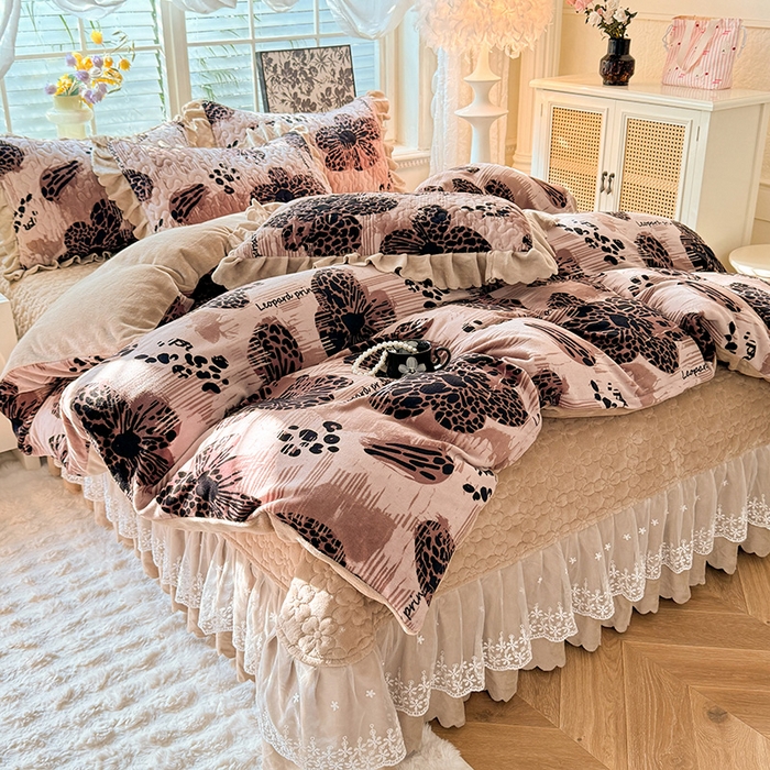 91家纺网 家纺一手货源 找家纺 九诺家纺 2025新款直播热款双层蕾丝花边牛奶绒印花床盖四件套床盖单件三件套 时光-豹纹花语