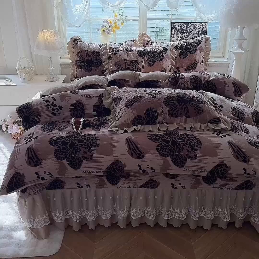 91家纺网 家纺一手货源 找家纺 九诺家纺 2025新款直播热款双层蕾丝花边牛奶绒印花床盖四件套床盖单件三件套 时光-豹纹花语