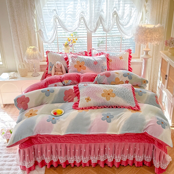 91家纺网 家纺一手货源 找家纺 九诺家纺 2025新款直播热款双层蕾丝花边牛奶绒印花床盖四件套床盖单件三件套 时光-花海