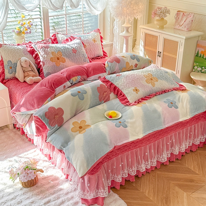 91家纺网 家纺一手货源 找家纺 九诺家纺 2025新款直播热款双层蕾丝花边牛奶绒印花床盖四件套床盖单件三件套 时光-花海