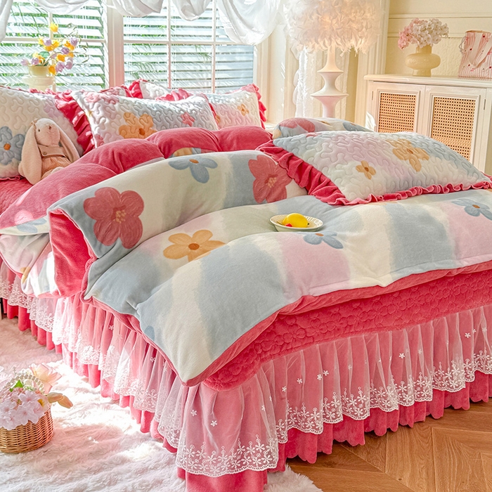 91家纺网 家纺一手货源 找家纺 九诺家纺 2025新款直播热款双层蕾丝花边牛奶绒印花床盖四件套床盖单件三件套 时光-花海