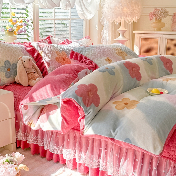 91家纺网 家纺一手货源 找家纺 九诺家纺 2025新款直播热款双层蕾丝花边牛奶绒印花床盖四件套床盖单件三件套 时光-花海