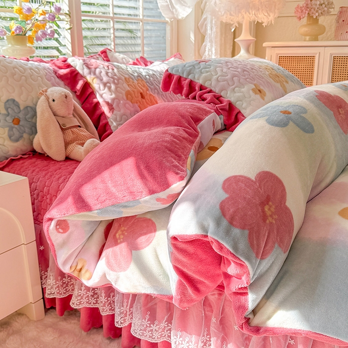 91家纺网 家纺一手货源 找家纺 九诺家纺 2025新款直播热款双层蕾丝花边牛奶绒印花床盖四件套床盖单件三件套 时光-花海