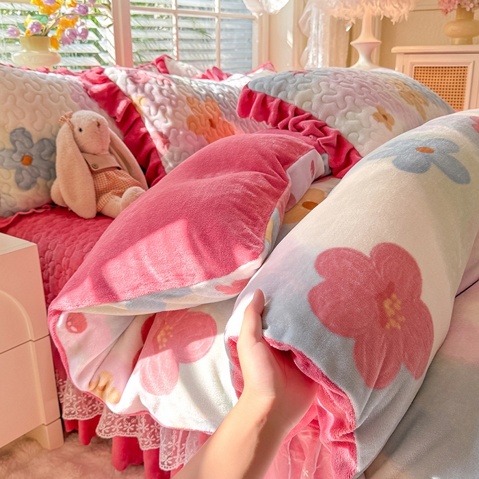 91家纺网 家纺一手货源 找家纺 九诺家纺 2025新款直播热款双层蕾丝花边牛奶绒印花床盖四件套床盖单件三件套 时光-花海