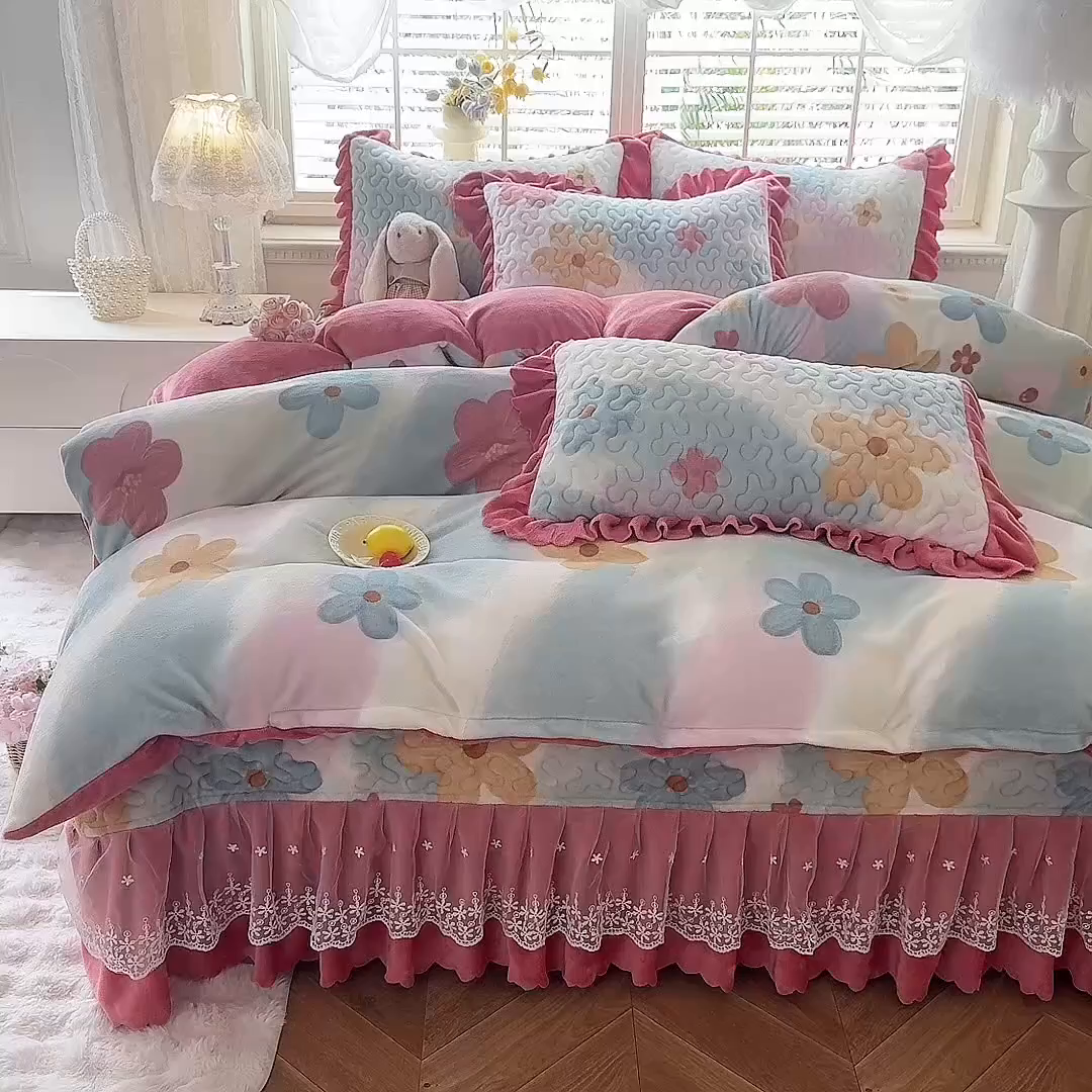 91家纺网 家纺一手货源 找家纺 九诺家纺 2025新款直播热款双层蕾丝花边牛奶绒印花床盖四件套床盖单件三件套 时光-花海