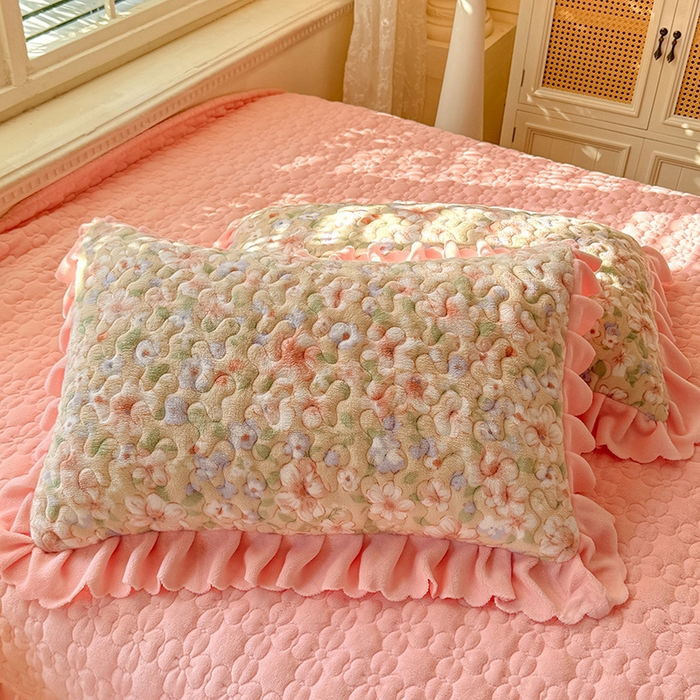 91家纺网 家纺一手货源 找家纺 九诺家纺 2025新款直播热款双层蕾丝花边牛奶绒印花床盖四件套床盖单件三件套 时光-花境花语