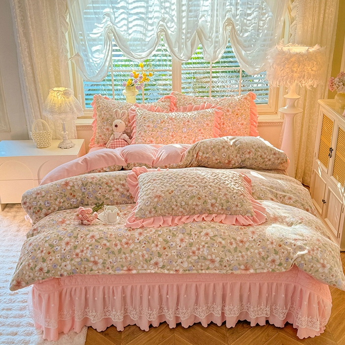 91家纺网 家纺一手货源 找家纺 九诺家纺 2025新款直播热款双层蕾丝花边牛奶绒印花床盖四件套床盖单件三件套 时光-花境花语