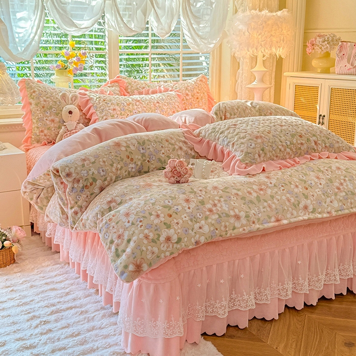 91家纺网 家纺一手货源 找家纺 九诺家纺 2025新款直播热款双层蕾丝花边牛奶绒印花床盖四件套床盖单件三件套 时光-花境花语