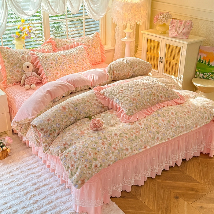 91家纺网 家纺一手货源 找家纺 九诺家纺 2025新款直播热款双层蕾丝花边牛奶绒印花床盖四件套床盖单件三件套 时光-花境花语