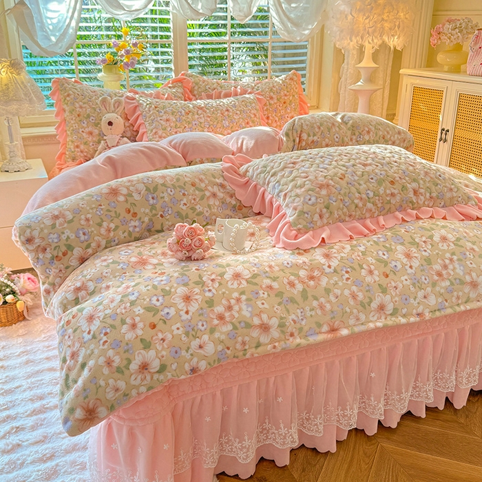 91家纺网 家纺一手货源 找家纺 九诺家纺 2025新款直播热款双层蕾丝花边牛奶绒印花床盖四件套床盖单件三件套 时光-花境花语