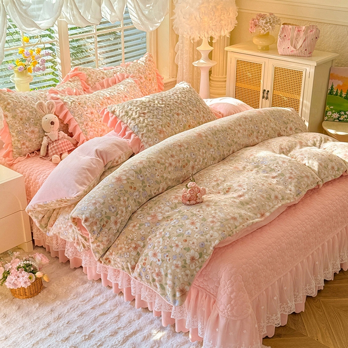 91家纺网 家纺一手货源 找家纺 九诺家纺 2025新款直播热款双层蕾丝花边牛奶绒印花床盖四件套床盖单件三件套 时光-花境花语