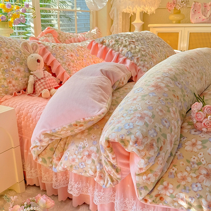 91家纺网 家纺一手货源 找家纺 九诺家纺 2025新款直播热款双层蕾丝花边牛奶绒印花床盖四件套床盖单件三件套 时光-花境花语