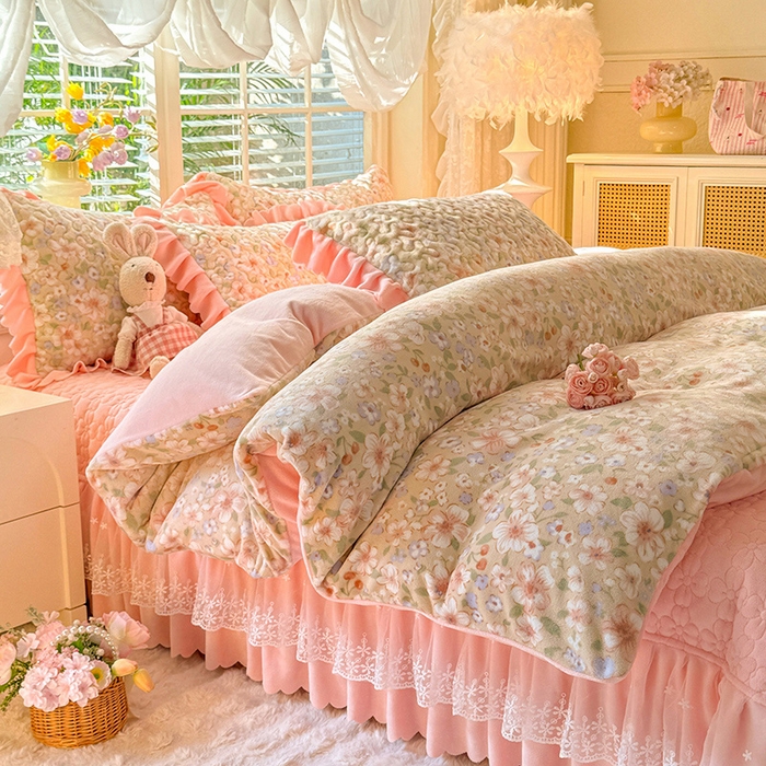 91家纺网 家纺一手货源 找家纺 九诺家纺 2025新款直播热款双层蕾丝花边牛奶绒印花床盖四件套床盖单件三件套 时光-花境花语